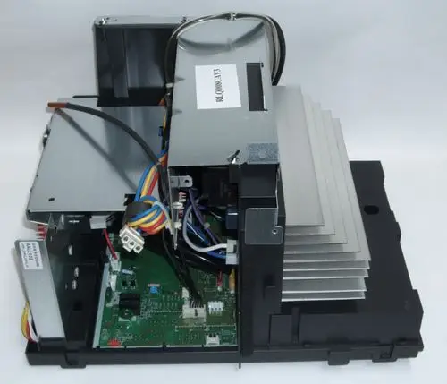 Daikin Schaltschrank mit elektronischen Komponenten, Kühlkörper und Kabelverbindungen. Innenansicht mit sichtbar montierter Platine und verschiedenen Anschlussmöglichkeiten.